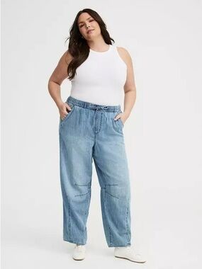 Relaxed Light Blue Boyfriend Jeans with Drawstring Waist